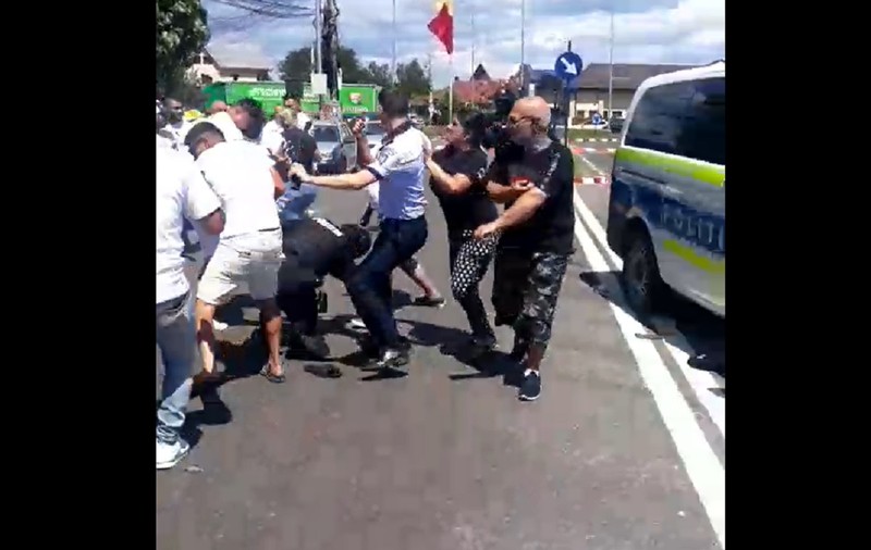 Cinci polițiști, bătuți la înmormântarea unei fetițe de 13 ani ucise pe trecerea de pietoni, la Târgoviște | VIDEO
