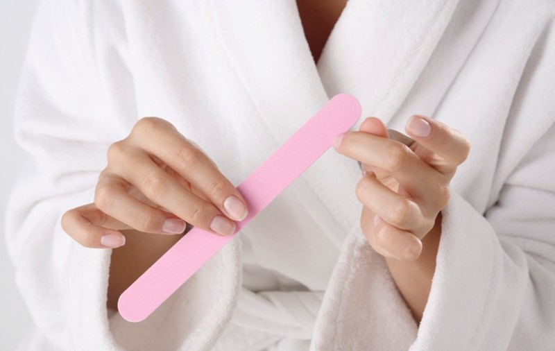 Tutorial video: Cum să-ţi faci singură o manichiură french ca la salon