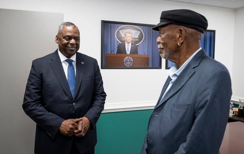 Morgan Freeman, în vizită la Pentagon. Ce a discutat actorul cu secretarul american al Apărării
