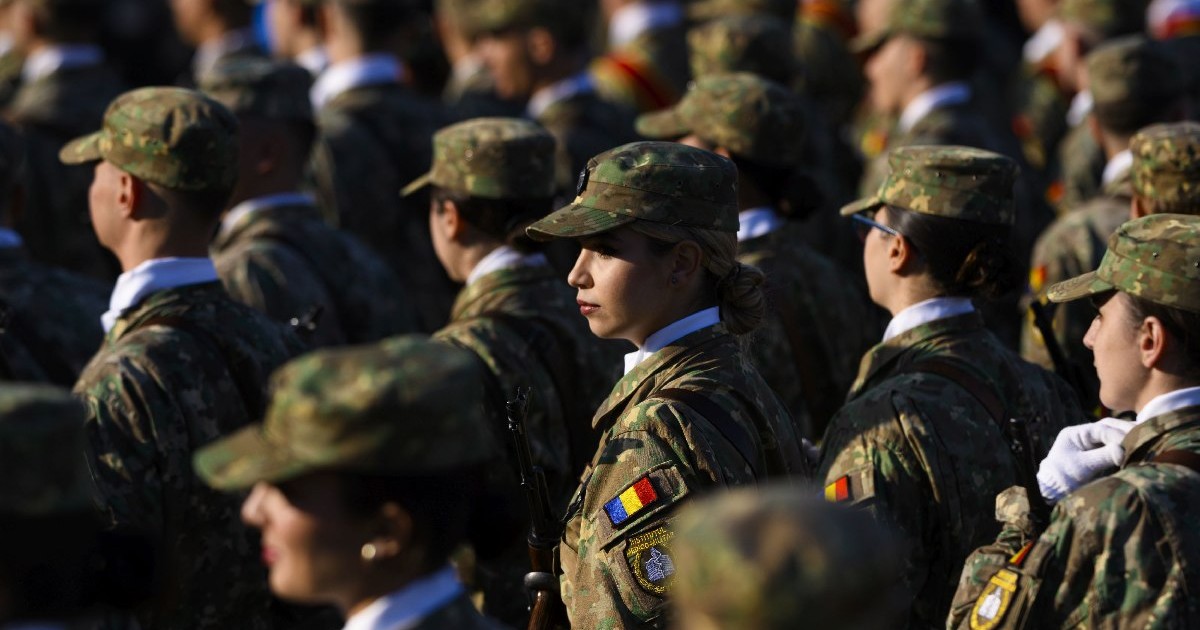Studentii anului I ai Academiei Tehnice Militare si Universitatii Nationale de Aparare participa la ceremonia de depunere a juramantului, in timpul sarbatoririi Zilei Armatei Romane, la Mormantul Ostasului Necunoscut, in Bucuresti, vineri, 25 octombrie 2024
