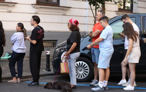 Celebra patiserie cu merdenele din Piața Amzei, luată cu asalt de clienți. Sursă foto: Dumitru Angelescu/ Libertatea.