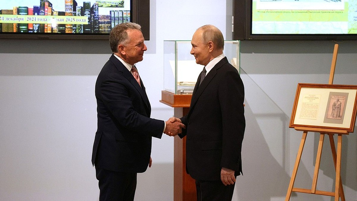 Steve Witkoff (stânga) surprins în timp ce dă mâna cu Vladimir Putin (dreapta)