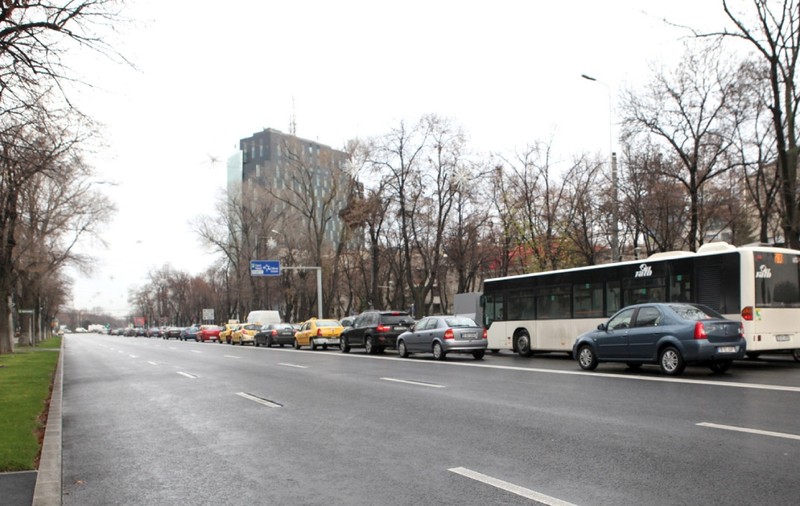 Accident pe bulevardul Aviatorilor din Capitală, noaptea trecută. O șoferită a lovit un stâlp, în timp ce vorbea la telefon