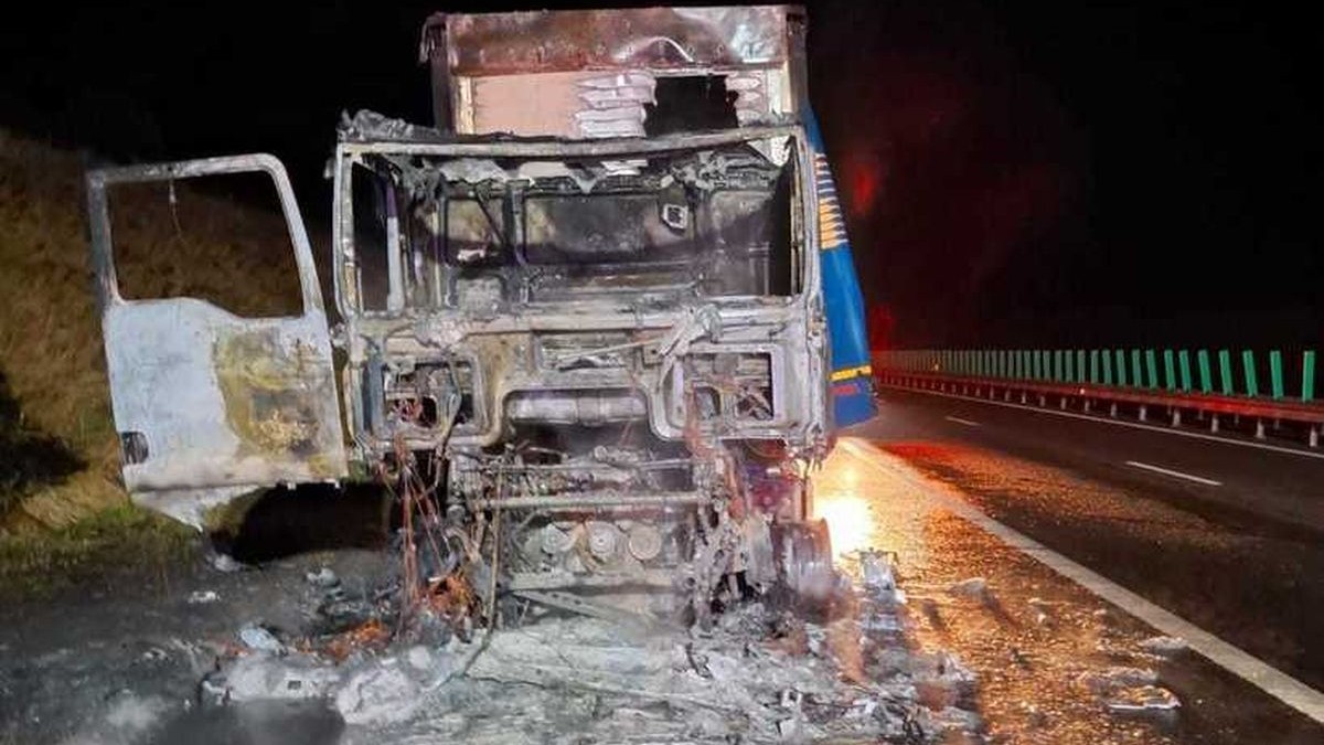 Un TIR a ars complet pe autostrada A3, tronsonul Turda-Gilău, noaptea, 22 octombrie 2025