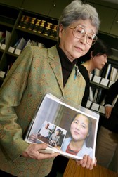 Sakie Yokota, cu o fotografie a fiicei sale, Megumi FOTO: EPA