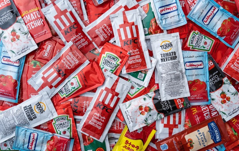 Noi reguli ale UE vor interzice pliculețele de ketchup sau maioneză din restaurante, dar și sticlele de șampon din hoteluri, începând cu 2030