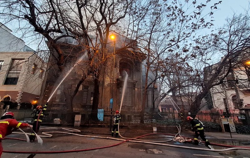 Incendiu puternic la o clădire veche din București. Pompierii au intervenit cu 8 autospeciale de stingere
