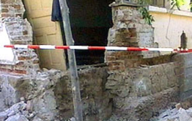 Tragedie în Mureş! O fetiţă a fost strivită de peretele casei!