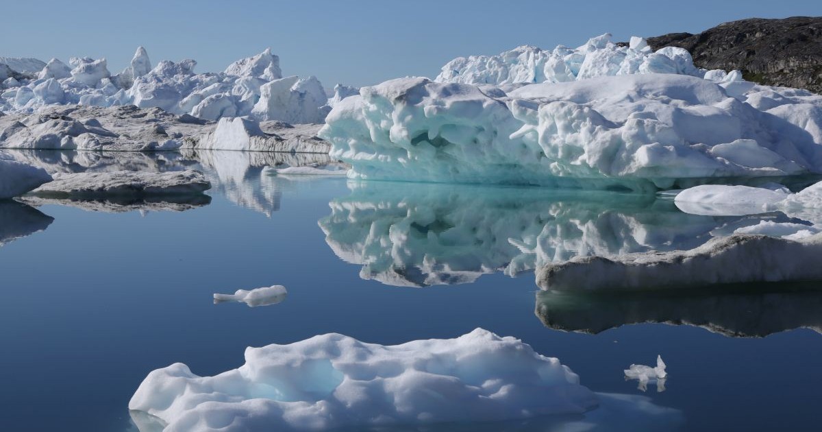 Topirea aisbergurilor aglomerează fiordul Ilulissat pe 15 iulie 2024, lângă Ilulissat, Groenlanda.