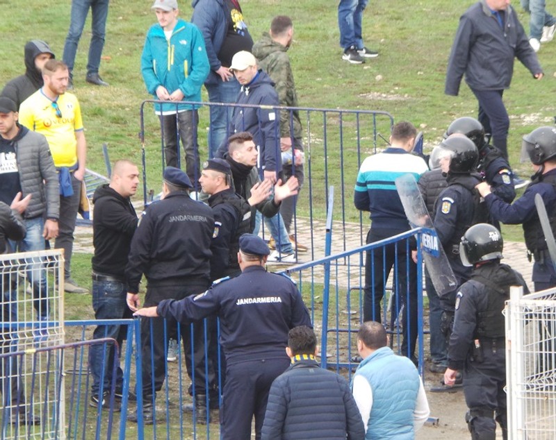 Bătăi între suporterii echipei Petrolul Ploiești și forțele de ordine, la Aninoasa. Incidente grave în Dâmbovița / FOTO&VIDEO