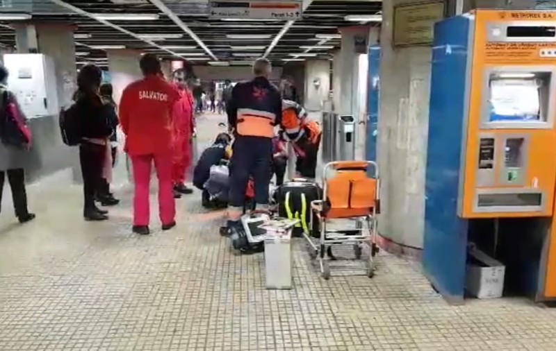 Un bărbat, resuscitat la metrou, după ce a căzut și s-a lovit la cap / VIDEO