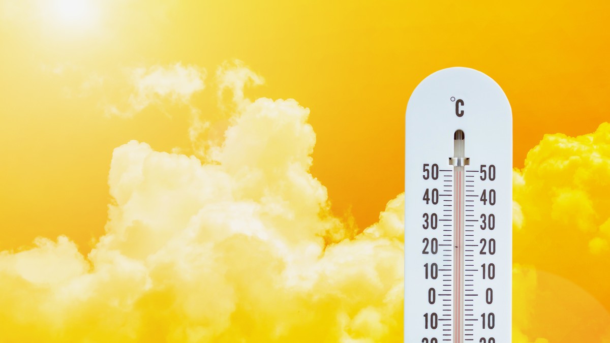 Temperaturi maxime de 50 de grade Celsius, în România. Termometru care arată o temperatură maxima ridicată, cu un soar eputernic în fundal