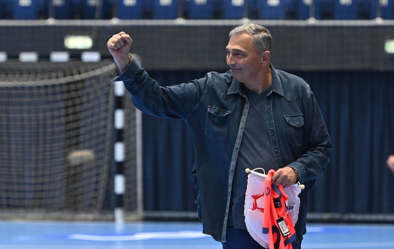 Trupul legendarului handbalist Ștefan Birtalan, depus la capela Cimitirului Ghencea 3. Foștii colegi, pelerinaj la catafalcul lui „Bibi”