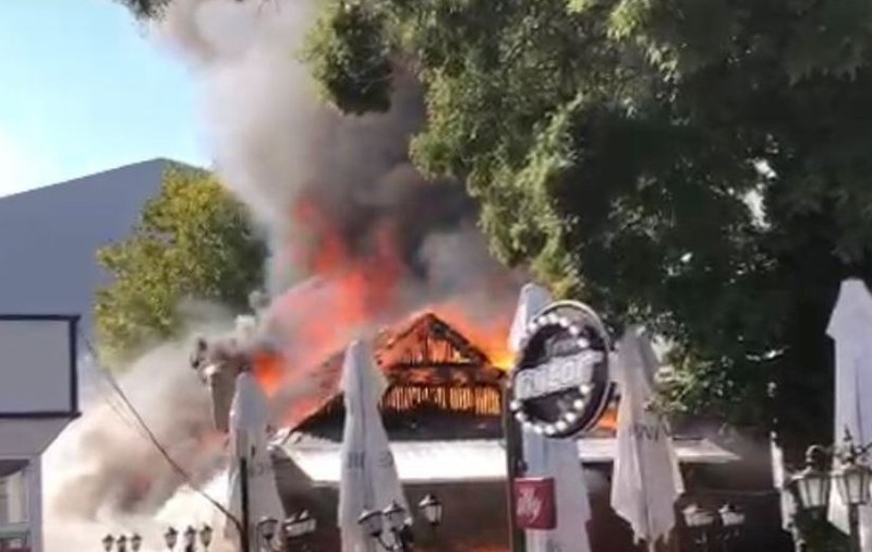Incendiu puternic la o terasă din stațiunea Mamaia. Pompierii intervin pentru stingerea flăcărilor
