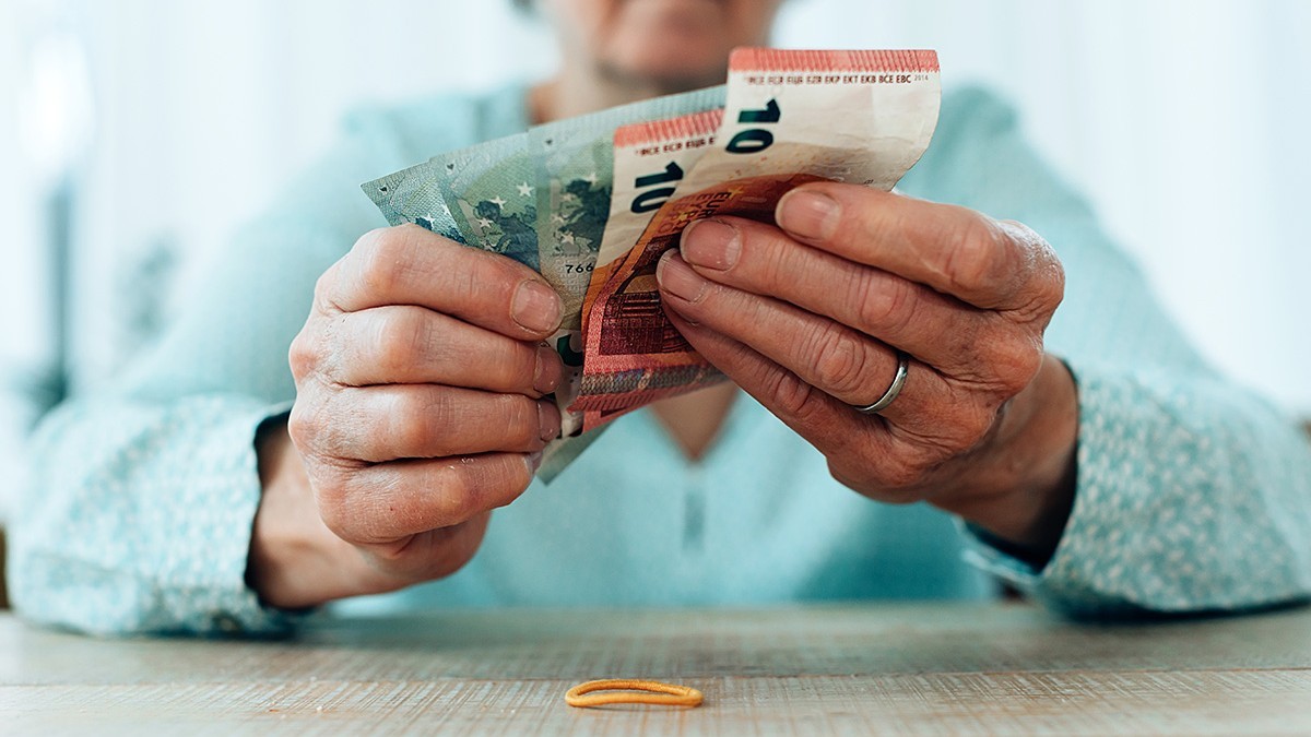 Femeie cu bancnote de euro în mâini