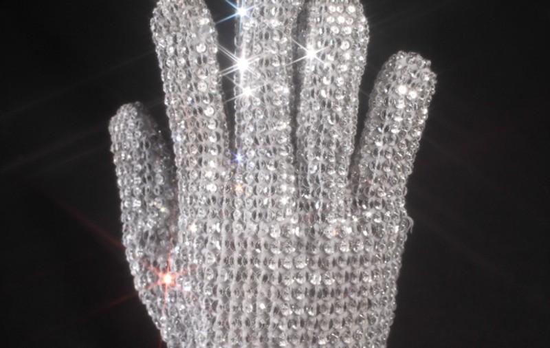 190.000 de dolari pentru o mănuşă purtată de Michael Jackson în 1984