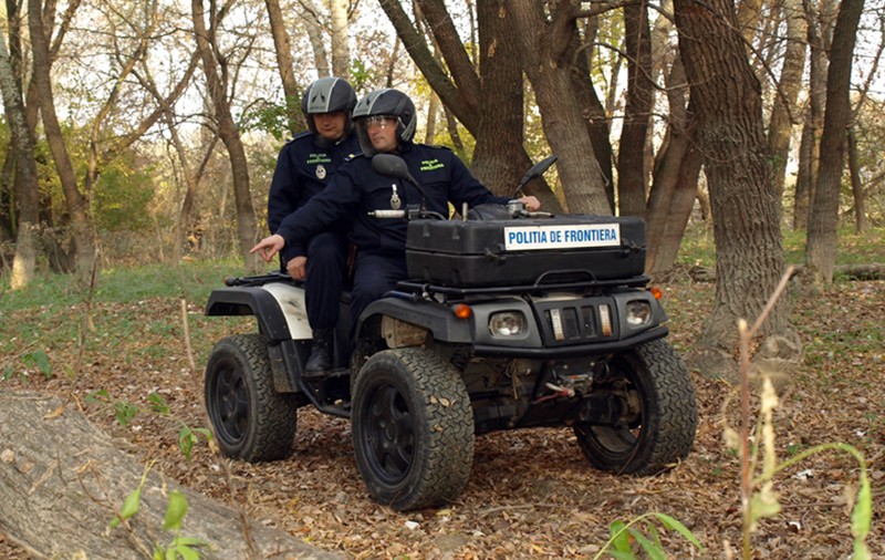 La Suceava şi Botoşani, poliţiştii de frontieră au tras după contrabandiştii de ţigări 