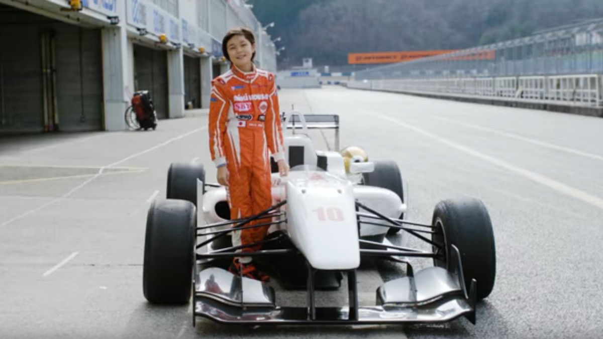 Juju Noda are 12 ani și pilotează deja o mașină de Formula 3: micuța japoneză, fotografiată alături de monopostul de Formula 3. (FOTO: captură YouTube)