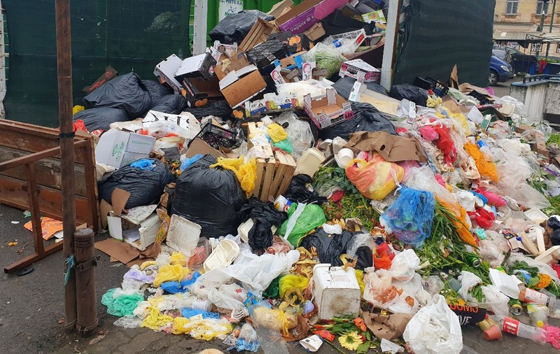 500 de tone de gunoi, direct pe străzile din Timișoara. Primăria va pune camere de supraveghere