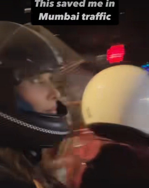Cum a fost surprinsă Iulia Vântur pe scuter, în India: „Mă vedeam izbindu-mă de o mașină, un scuter sau o vacă”. Fanii au fost curioși cine e șoferul