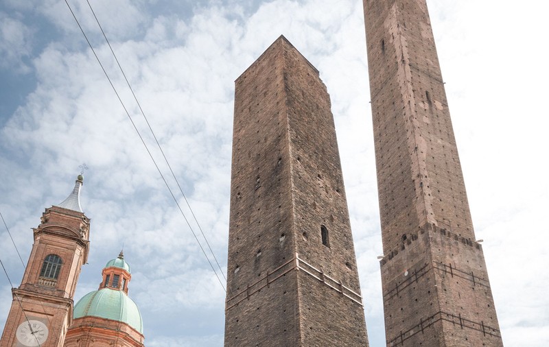 Turnul „înclinat” din Bologna, monitorizat îndeaproape de oamenii de știință. Construcția medievală, un risc pentru trecători și vizitatori