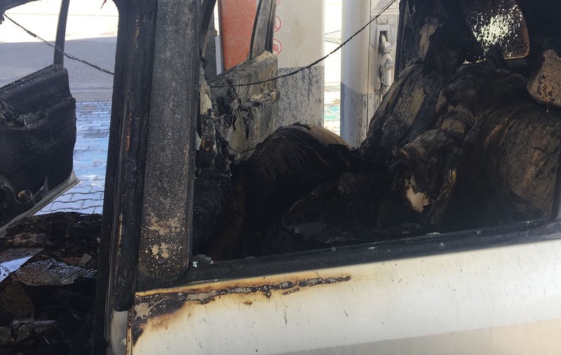 FOTO&VIDEO/ Un bărbat a murit carbonizat în mașină, după ce și-ar fi dat foc într-o benzinărie, în Cluj