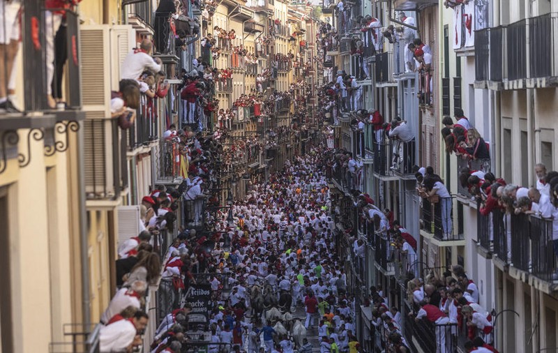Imagini de la festivalul San Fermin din Pamplona. Care este bilanțul răniților, după trei zile de curse de tauri