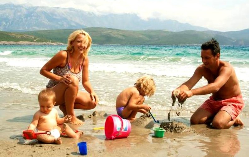 Angajaţii din privat ar putea primi şi ei vouchere de vacanţă. Proiect PNL depus în Parlament