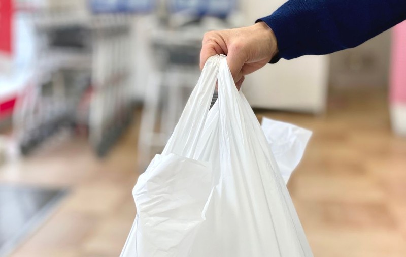 Toate pungile de plastic din Uniunea Europeană vor fi înlocuite de o hârtie produsă la Giurgiu: fabrica ar putea fi gata în 2026