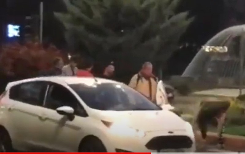 Un bărbat pe trotinetă și un șofer s-au luat la bătaie într-o intersecție din București. Momentul a fost filmat  | VIDEO