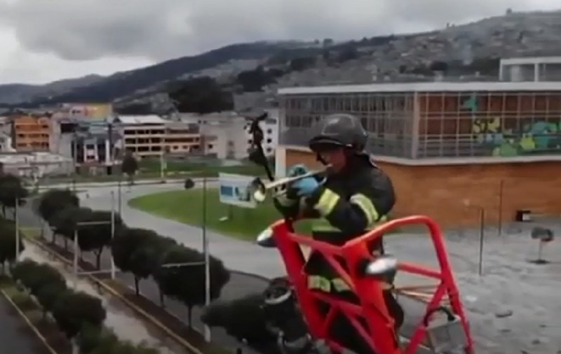 VIDEO | Un pompier din Ecuador cântă la trompetă pentru oamenii aflaţi în izolare