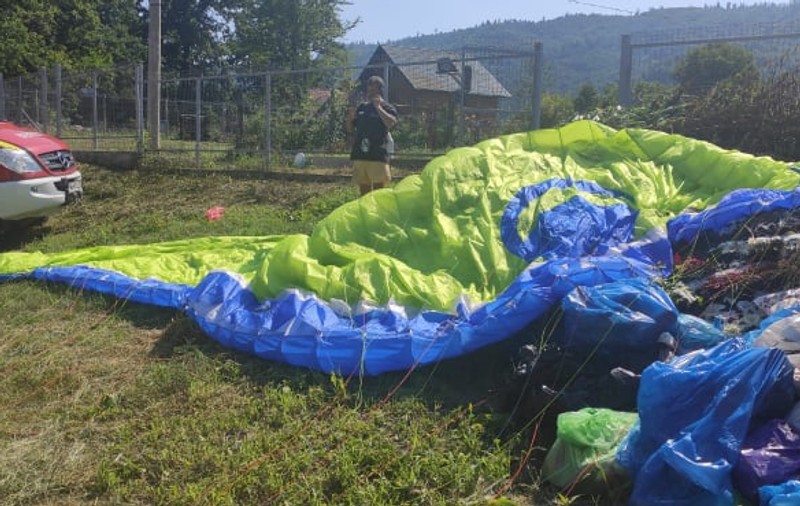 Bărbat în stare gravă după ce s-a prăbușit cu parapanta, în Neamț
