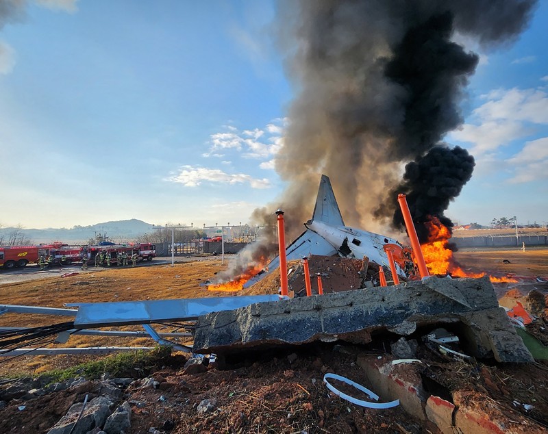 Un avion de pasageri s-a prăbușit în Coreea de Sud și s-a lovit de un zid. O explozie la unul dintre motoare, surprinsă de un martor