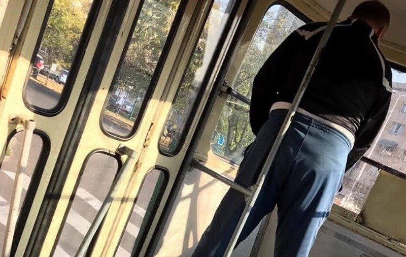 Un bărbat a fost surprins făcându-și nevoile într-un tramvai! S-a întâmplat la Oradea, în miezul zilei!