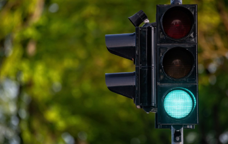 Țara din Europa unde șoferii își pot da singuri verde la semafoare de pe o aplicație mobilă