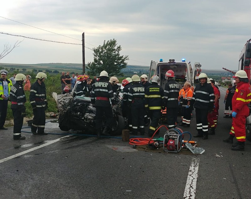 UPDATE: Grav accident în Bălțați, județul Iași, între un autocar, un microbuz și o mașină. Un bărbat a murit și alte trei persoane au fost rănite / FOTO&VIDEO