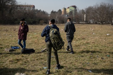 „Ziua, vin aici să mă bucur de soare, poate dorm. Și văd ce se întâmplă seara. Mă duc la joc sau nu. Jocul nu e în mâinile noastre”, povestește unul dintre băieții migranți&nbsp;