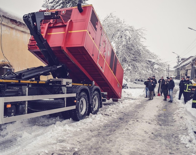 UPDATE | Zeci de localități au rămas fără curent electric din cauza vremii severe. MAI a anunțat că 78.480 de locuințe sunt în această situație