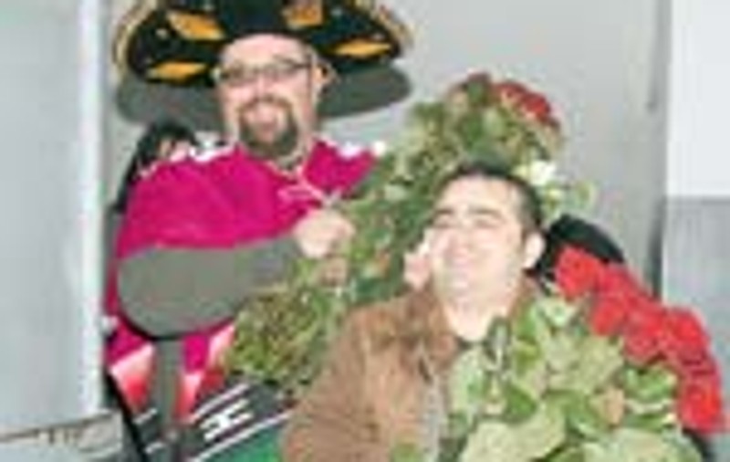 Fetele de la Apaca au primit flori de la Piedone si Adi Minune 