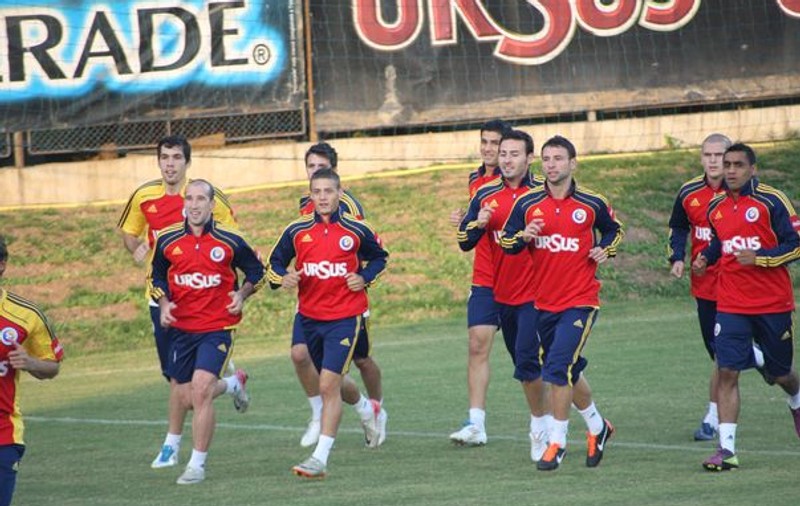 Foto | La antrenamentul din această seară, fotbaliştii mai mult au dialogat decât s-au pregătit: Naţionala de vorbăreţi