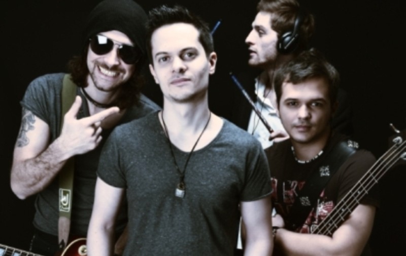 Trupa Scarlet Starlet a lansat un videoclip pentru piesa "Îți vine atât de bine" | VIDEO