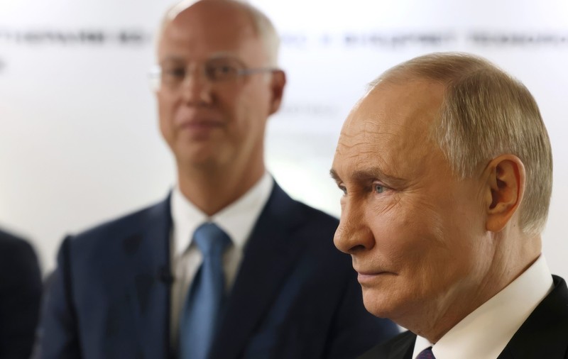 Vladimir Putin (dreapta) și consilierul său pentru cooperare internațională Kirill Dmitriev Sursa foto: Profimedia