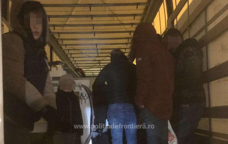 VIDEO&FOTO/ Aproape 25 de migranți din Irak și Siria, găsiți ascunși într-un camion la vama Nădlac II. Printre ei erau și cinci copii