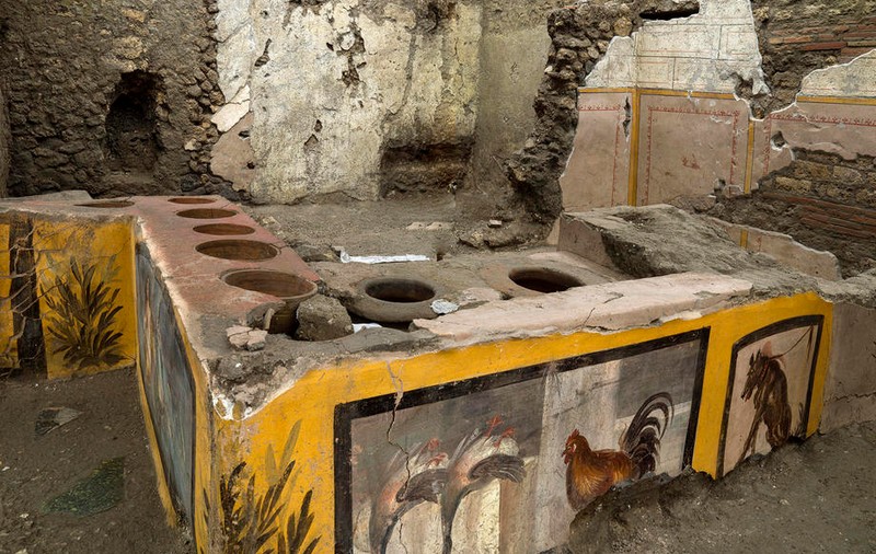 Un thermopolium, „fast-food” antic, a fost descoperit intact la Pompei
