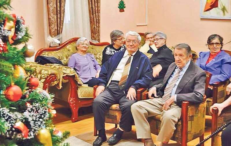 Vârsta a treia petrece a-ntâia cu piftie şi muzică populară
