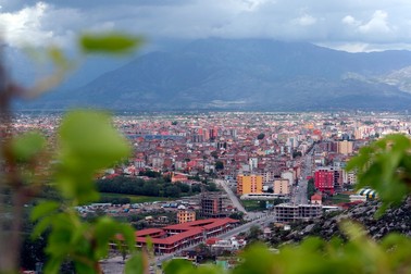 A picture dated 22 April 2008 of the Albanian city of Shkoder. Albania and Croatia plan to jointly build a nuclear power plant at Lake Shkoder, close to the border with Montenegro, Croatian press refering to officials say on 17 April 2009. The plan provoked disagreements in Podgorica, where experts said it would be dangerous to build a nuclear plant in the quake-prone region, Montenegro's Television News said on Thursday.The 1,500-megawatt nuclear power plant, to be built on Albanian territory, would cost about 4 billion euros, 5.3 billion USD.,Image: 226239463, License: Rights-managed, Restrictions: , Model Release: no