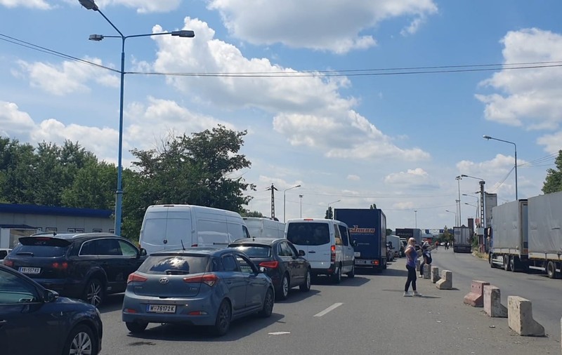Coadă de mașini de sute de metri la Nădlac. Poliția de Frontieră: Partea maghiară nu are personal suficient
