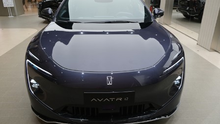 Shanghai, China – 20 ianuarie 2024: Mașina electrică AVATR 12 este disponibilă în magazine. Vehicul electric produs de compania chineză Avatr Technology