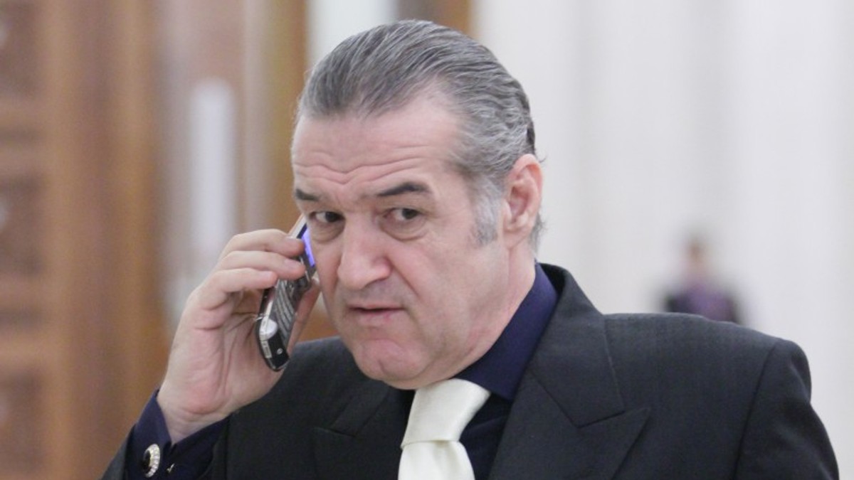 CEDO cere lămuriri privind condamnarea lui Gigi Becali în dosarul MApN. Gigi Becali, vorbind la telefonul mobil, în costum și cămașă, asortate cu o cravată albă