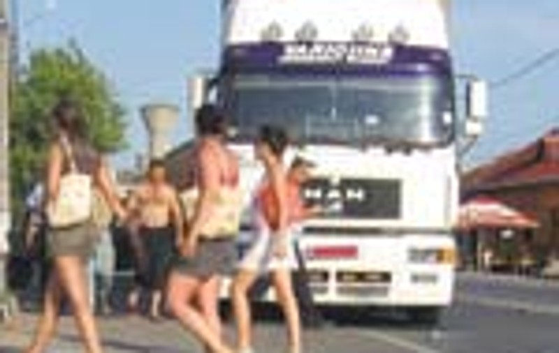 Trei copii au scapat, dupa ce un TIR a trecut peste ei